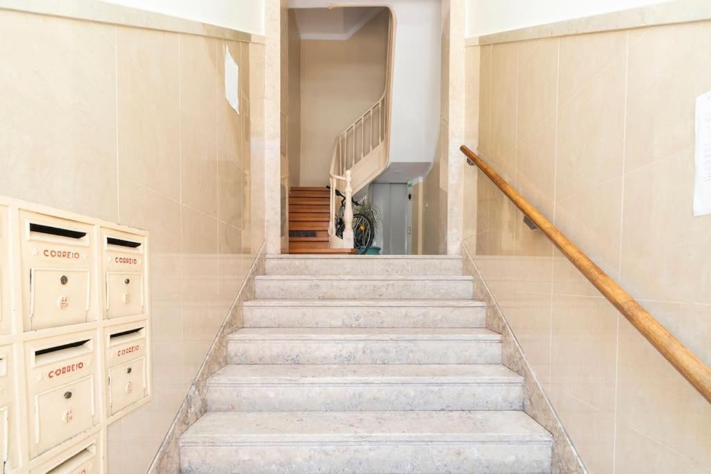 Spacious Apartment Near Saldanha Lisbon Exterior photo